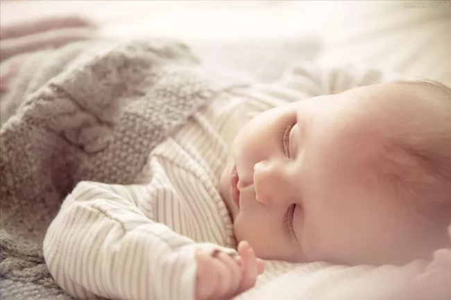 Vì sao trẻ thích giơ tay đầu hàng” khi ngủ? Hiểu được 4 lý do này bố mẹ sẽ an tâm hơn nhiều-3