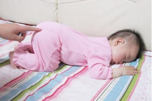 Vì sao trẻ thích giơ tay đầu hàng” khi ngủ? Hiểu được 4 lý do này bố mẹ sẽ an tâm hơn nhiều-4