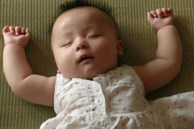 Vì sao trẻ thích giơ tay “đầu hàng” khi ngủ? Hiểu được 4 lý do này bố mẹ sẽ an tâm hơn nhiều