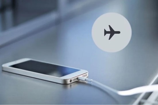 Điện thoại hết pin mà bạn đang cần gấp, bỏ túi ngay 5 mẹo sạc pin ‘siêu tốc’ này