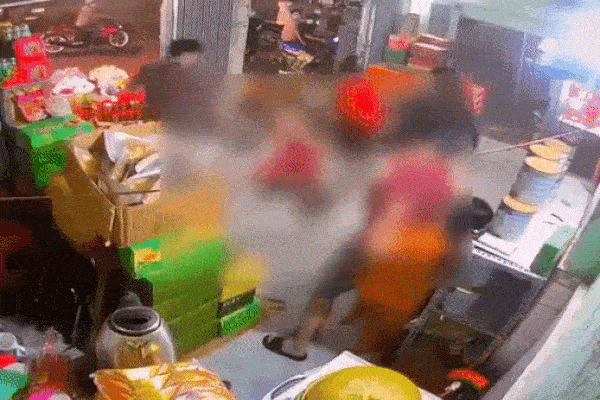 Người phụ nữ bán hoa quả bị túm tóc, kéo lê ra đường, camera tố hành vi dã man của nhóm côn đồ