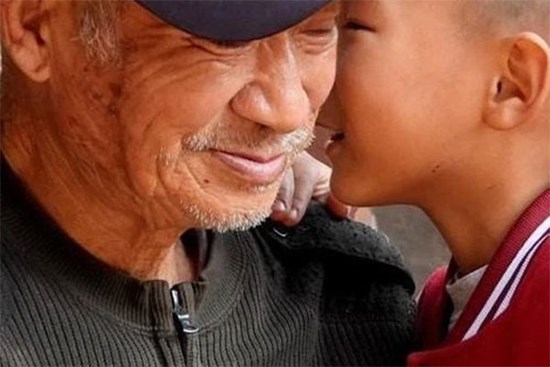 Học sinh tiểu học viết văn tả ông nội, chỉ vỏn vẹn 26 chữ mà khiến cộng đồng mạng dậy sóng: Lớn lên không làm nhà văn quá phí