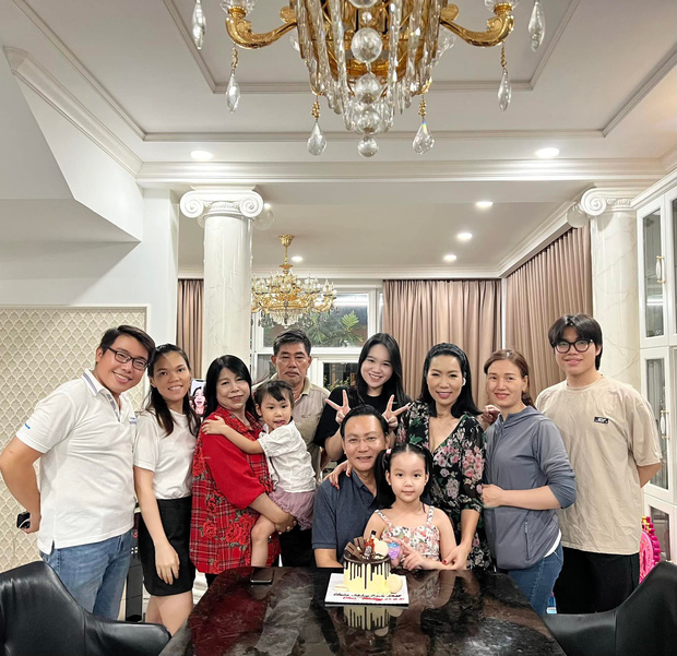 Hậu lùm xùm với Thương Tín, Trịnh Kim Chi tổ chức sinh nhật cho ông xã, nhan sắc con gái gây bất ngờ-5