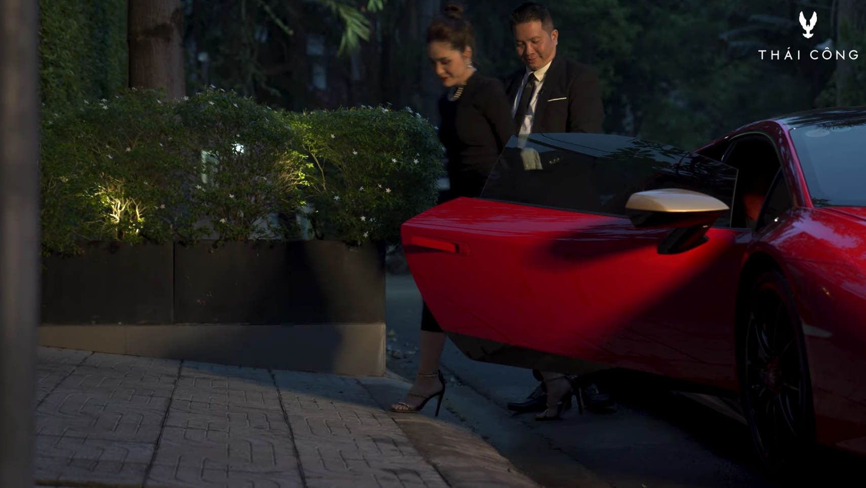 Nữ đại gia quận 7 - Di Băng makeup lồng lộn, đi siêu xe 20 tỷ đến ăn tân gia nhà Thái Công và loạt thú vui của dân siêu giàu được tiết lộ!-1