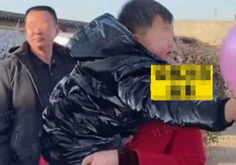 Mẹ lên xe hoa về nhà chồng, hai con nhìn theo rơi nước mắt-2