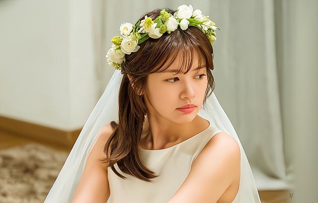 Tái hôn vẫn treo ảnh cưới vợ cũ trong phòng ngủ, vợ làm loạn thì nhận được câu nói ích kỷ của chồng-1