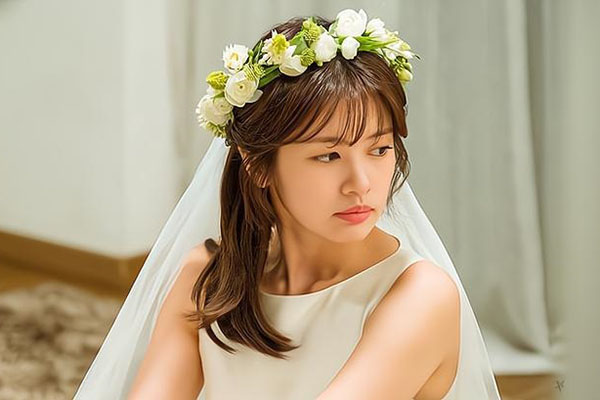 Clip: Cô gái dừng ô tô trên cầu rồi thản nhiên vứt hết ảnh cưới xuống sông khiến dân tình chỉ trích dữ dội-2