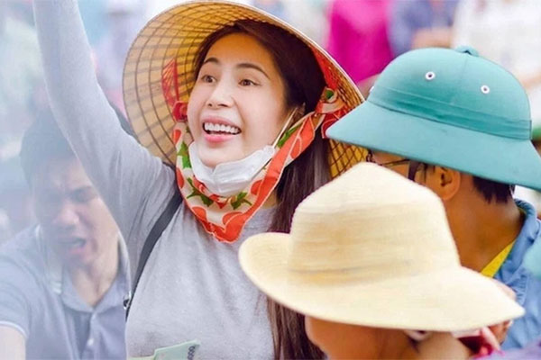 Bài toán tính 20 : 4 = 5 bị giáo viên gạch sai, mẹ tưởng cô trù dập con nên gọi chất vấn, nghe giải thích xong lại không dám nói gì thêm-3