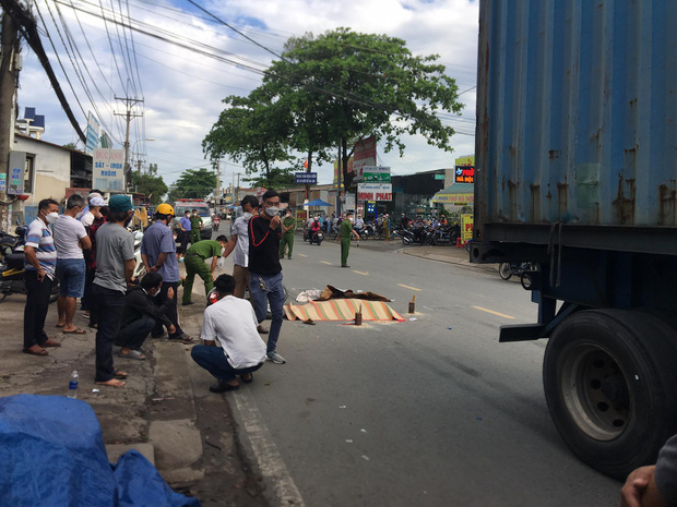 TP.HCM: Nữ công nhân bị xe container cán tử vong trên đường đi làm, chồng ngồi cạnh thi thể khóc ngất-1