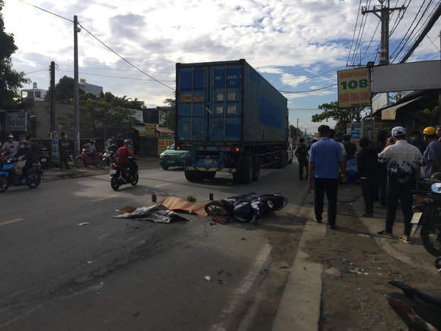 TP.HCM: Nữ công nhân bị xe container cán tử vong trên đường đi làm, chồng ngồi cạnh thi thể khóc ngất-3