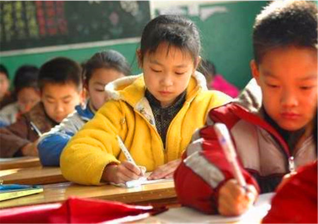 Bài toán tính 20 : 4 = 5 bị giáo viên gạch sai, mẹ tưởng cô trù dập con nên gọi chất vấn, nghe giải thích xong lại không dám nói gì thêm-2