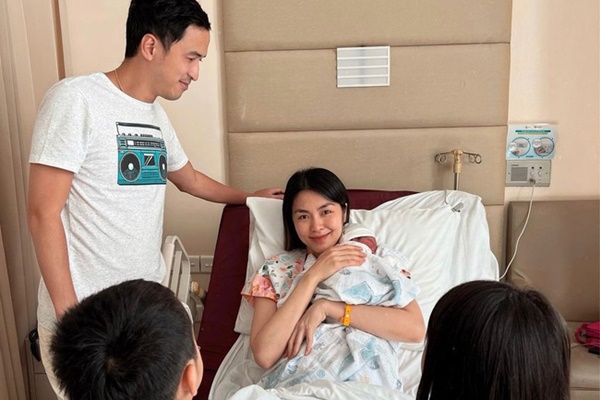 Cảm thấy gai người khi đang tắm, mẹ bỉm quay lại đằng sau thì hoảng hồn phát hiện có người đang theo dõi mình-2