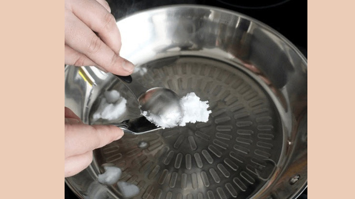 Cách đơn giản hô biến chiếc chảo thường thành chảo chống dính chỉ trong nháy mắt-2