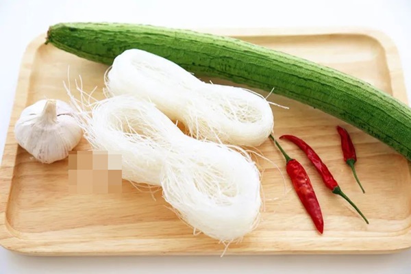 Mướp hấp với bún khô theo cách này ngon xuất sắc, trời lạnh mà thưởng thức thì tuyệt vời-3