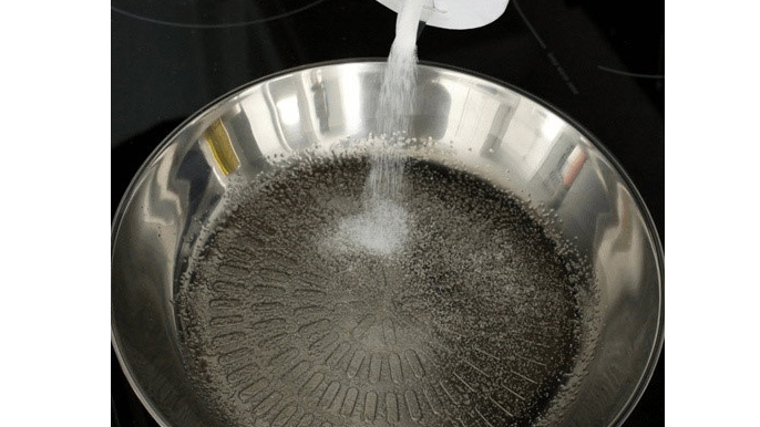 Cách đơn giản hô biến chiếc chảo thường thành chảo chống dính chỉ trong nháy mắt-3