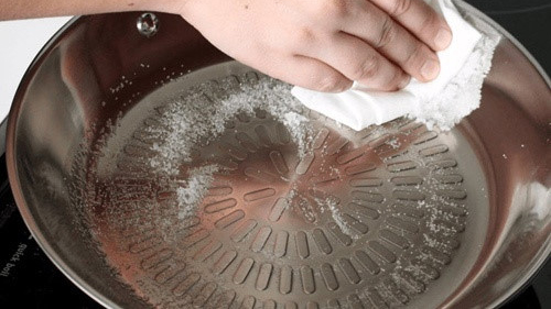 Cách đơn giản hô biến chiếc chảo thường thành chảo chống dính chỉ trong nháy mắt-4