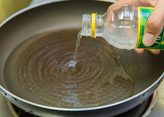 Cách đơn giản hô biến chiếc chảo thường thành chảo chống dính chỉ trong nháy mắt-5