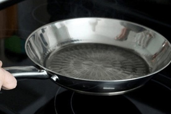 Cách đơn giản hô biến chiếc chảo thường thành chảo chống dính chỉ trong nháy mắt