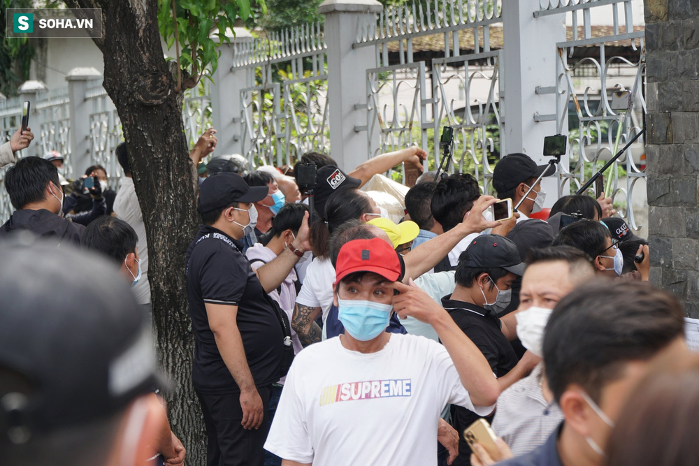 Công an giải tán đám đông vây kín bà Phương Hằng trong vụ xét xử kẻ xin đểu 2 triệu-2