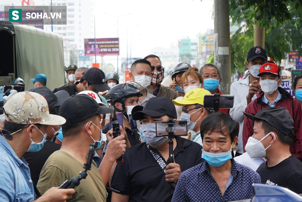 Công an giải tán đám đông vây kín bà Phương Hằng trong vụ xét xử kẻ xin đểu 2 triệu-3