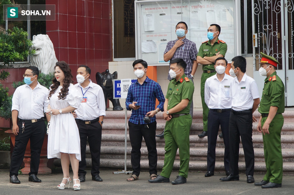 Công an giải tán đám đông vây kín bà Phương Hằng trong vụ xét xử kẻ xin đểu 2 triệu-5