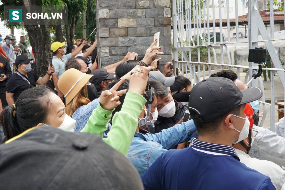 Công an giải tán đám đông vây kín bà Phương Hằng trong vụ xét xử kẻ xin đểu 2 triệu-6