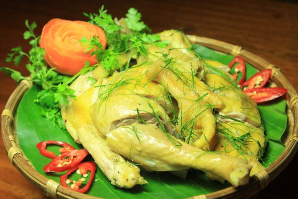 Mách chị em cách luộc gà không cần dùng nước, thịt ngọt và ngon xuất sắc hơn hẳn!-1