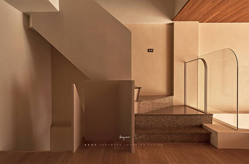 Khung cảnh tường sách cao chót vót định hình lại vẻ yên bình và ấm áp của ngôi nhà cổ-11