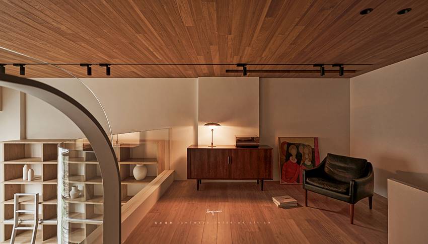 Khung cảnh tường sách cao chót vót định hình lại vẻ yên bình và ấm áp của ngôi nhà cổ-13