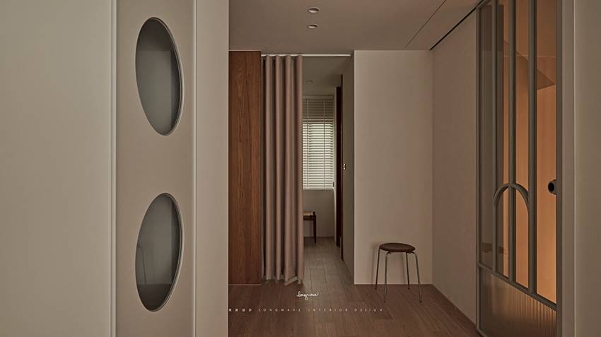 Khung cảnh tường sách cao chót vót định hình lại vẻ yên bình và ấm áp của ngôi nhà cổ-17