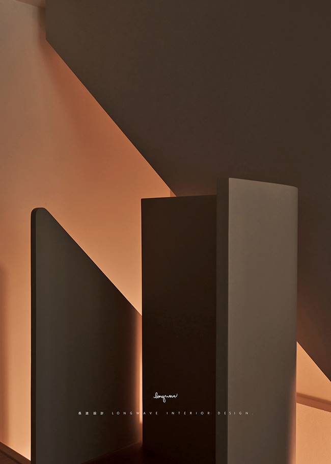 Khung cảnh tường sách cao chót vót định hình lại vẻ yên bình và ấm áp của ngôi nhà cổ-21