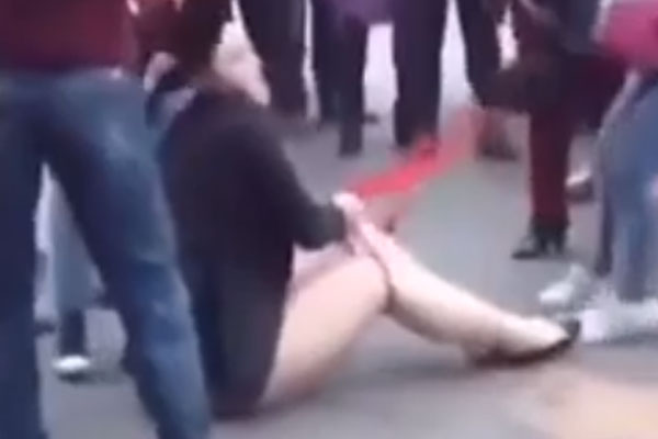 Cô gái bị đánh ghen ngay giữa đường, chính thất xé tan thứ này trên người tiểu tam khiến người qua đường choáng váng-1