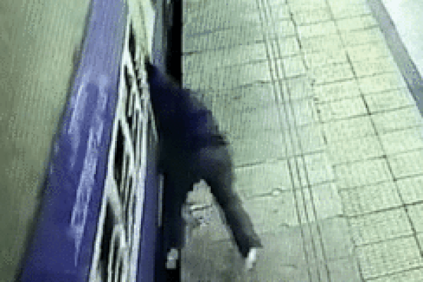 Ngã văng xuống đường, bé trai suýt bị ô tô đâm trúng-1