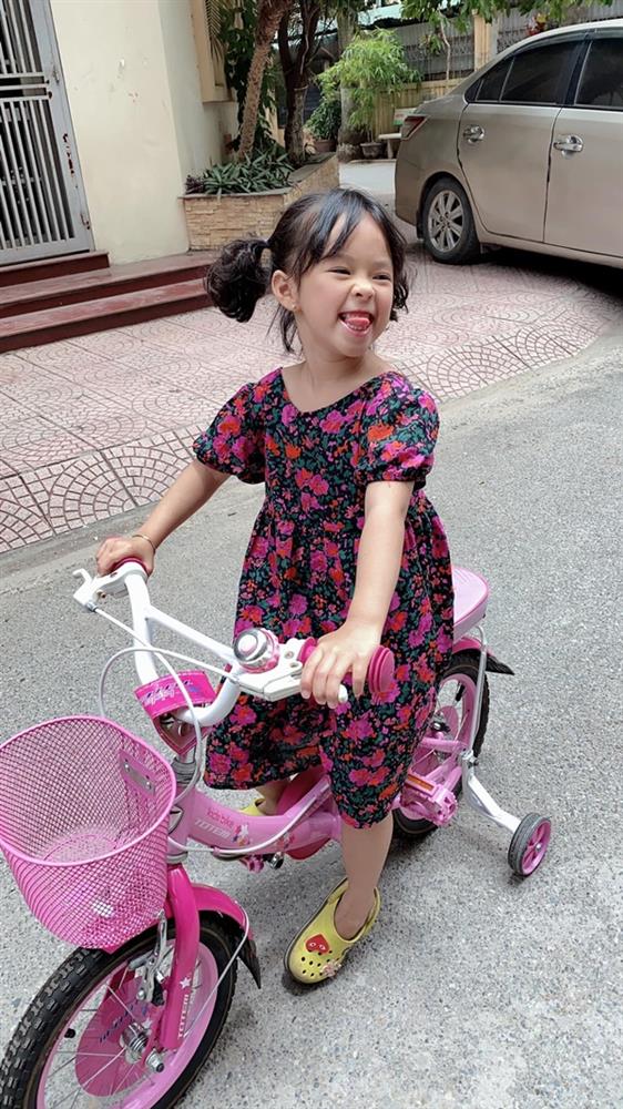 Tưởng đẻ con gái thuỳ mị nết na, nào ngờ Hồng Đăng lại bó tay toàn tập với 2 cô công chúa-7