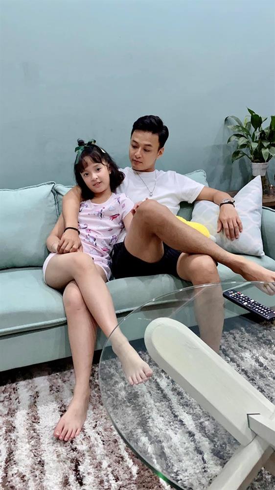 Tưởng đẻ con gái thuỳ mị nết na, nào ngờ Hồng Đăng lại bó tay toàn tập với 2 cô công chúa-6