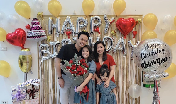 Tưởng đẻ con gái thuỳ mị nết na, nào ngờ Hồng Đăng lại bó tay toàn tập với 2 cô công chúa-11