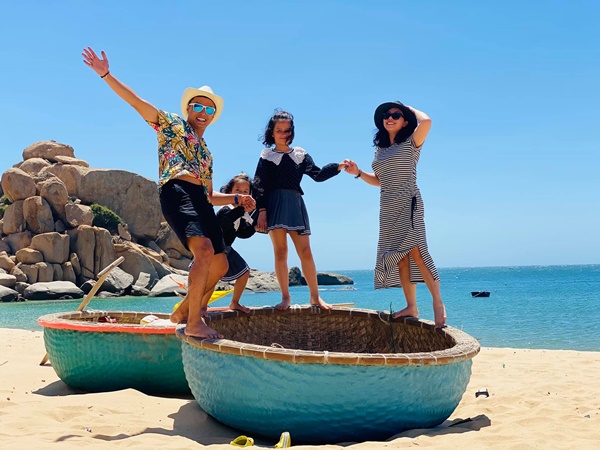 Tưởng đẻ con gái thuỳ mị nết na, nào ngờ Hồng Đăng lại bó tay toàn tập với 2 cô công chúa-9