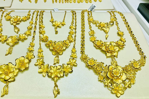 Hai cơn bão đẩy giá lên kỷ lục và khoảng chênh đáng sợ của vàng-2