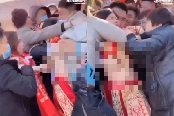 Chấn động: Hai cô gái la hét bất lực, bị hàng chục gã đàn ông vây quanh quấy rối tình dục, xé rách áo cùng sự thật rợn người khác-5