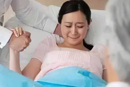 Theo vợ vào phòng sinh, về ngủ riêng, rồi ly hôn khi vợ qua thời ở cữ