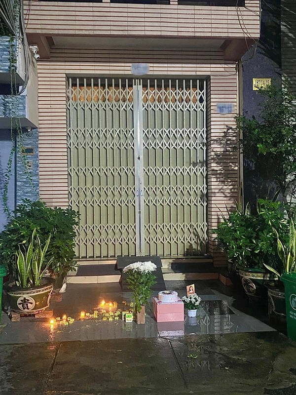 Clip: Người dân mang hoa, nến và bánh sinh nhật đến nhà nội bé gái 8 tuổi để tưởng niệm gây tranh cãi trên mạng xã hội-1