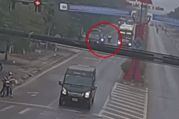 Tài xế xe bán tải mở cửa bất cẩn gây họa khiến nữ sinh gặp nạn tử vong tại chỗ