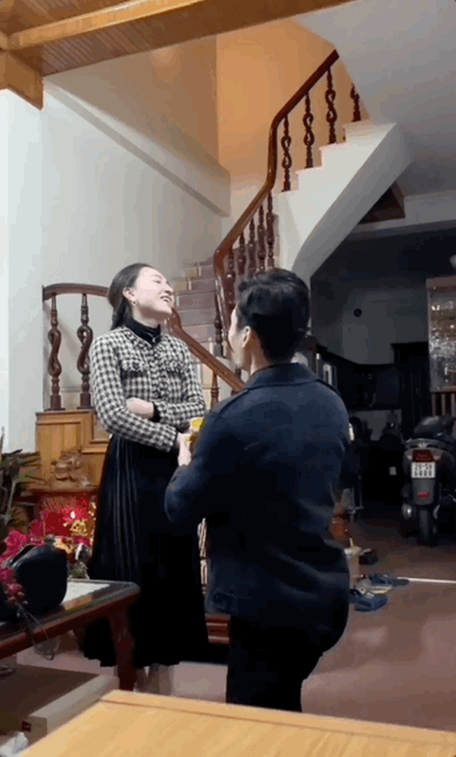 Từng là bạn thời cấp ba, 9 năm sau cô gái vỡ oà khi được chàng trai quỳ gối cầu hôn: Cái kết như phim!-4