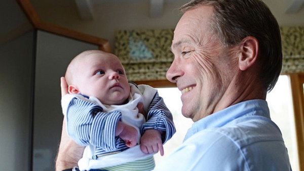 Bố chồng thay đổi 180 độ, quay sang yêu thương cháu nội, con dâu biết lý do liền đuổi bố chồng ra khỏi nhà ngay lập tức-2