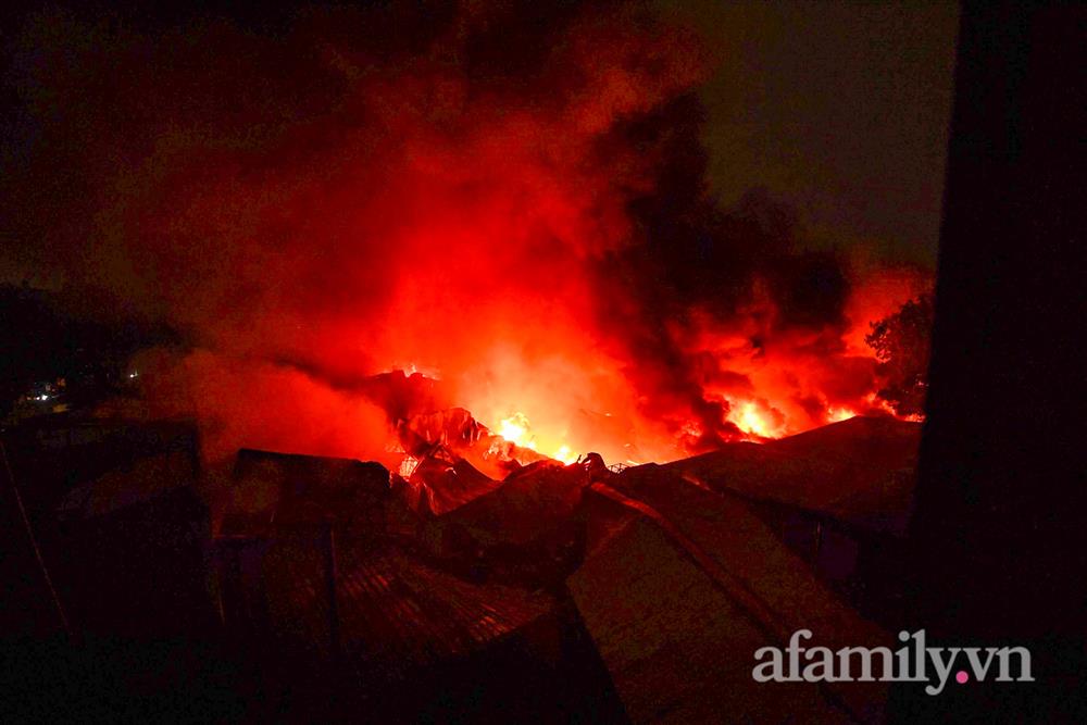 Đêm cuối năm không ngủ của tiểu thương chợ Ninh Hiệp: Người khóc đỏ mắt vì hàng tỷ đồng bị bà hỏa nuốt trọn, người may mắn kịp tháo chạy cũng chẳng thể thở phào-1