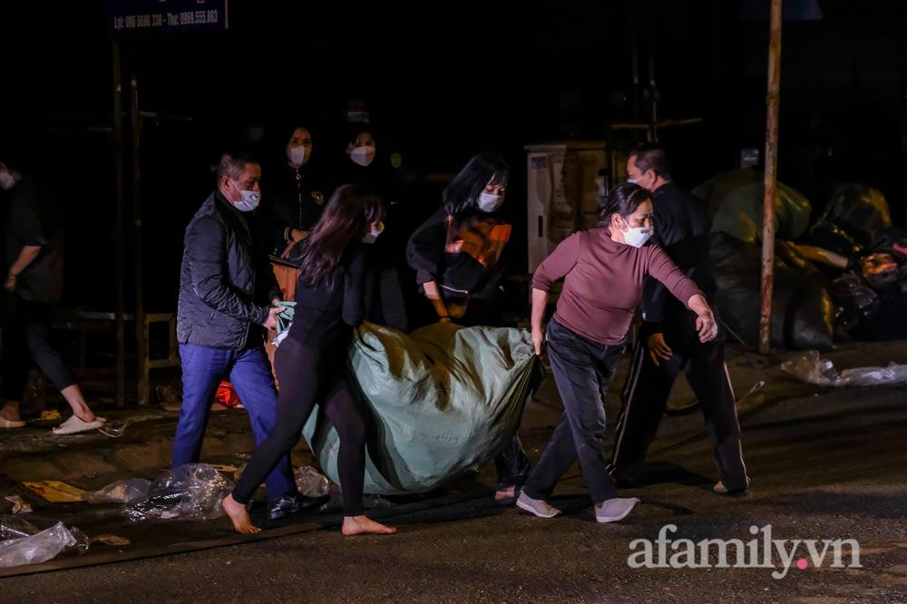 Đêm cuối năm không ngủ của tiểu thương chợ Ninh Hiệp: Người khóc đỏ mắt vì hàng tỷ đồng bị bà hỏa nuốt trọn, người may mắn kịp tháo chạy cũng chẳng thể thở phào-5
