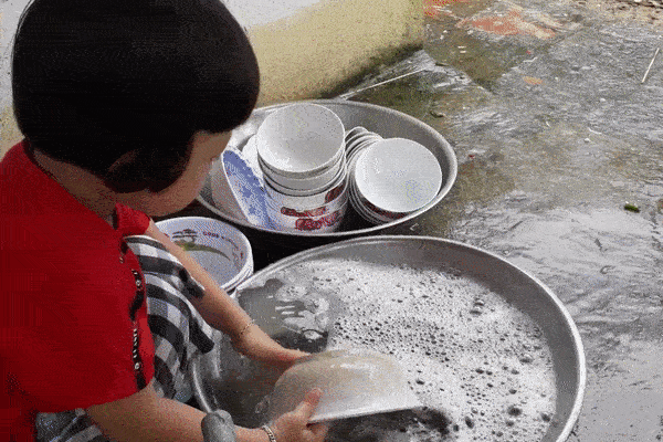 Mẹ giả vờ ngủ quên, hành động của con trai khiến ai nấy nghẹn ngào: Đẻ được đứa con đáng đồng tiền bát gạo-2