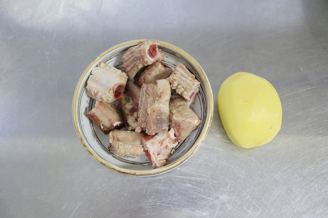 Sườn xào chua ngọt thêm nguyên liệu này vào thì ai ăn cũng thấy ngon hơn hẳn-2