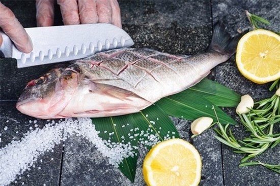 Mỗi lần vợ nấu món cá là chồng nhăn nhó khó chịu, khi hỏi mẹ chồng mới té ngửa là do mình