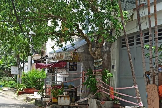 Hàng xóm là F0 vẫn mở cửa, ra ban công tập thể dục, virus có 'bay' sang nhà khác không?